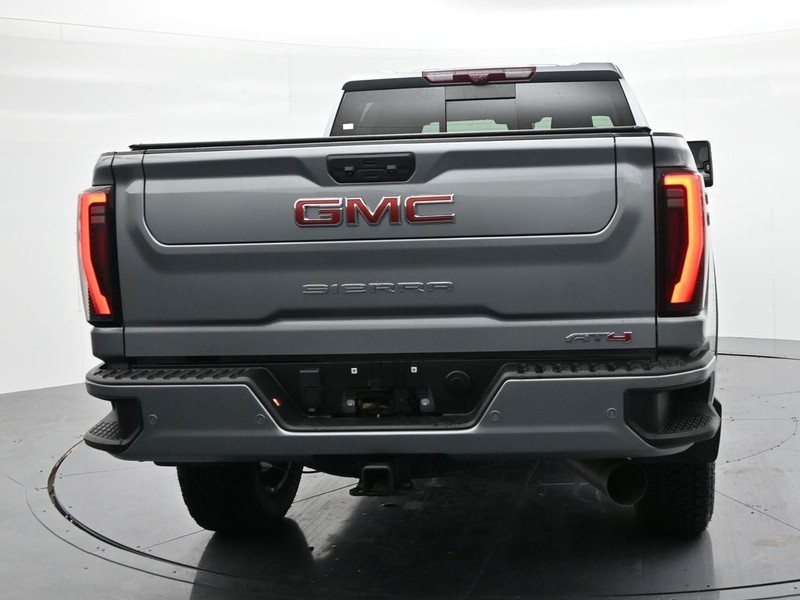 GMC Sierra 2500HD Vehicle Full-screen Gallery Image 6