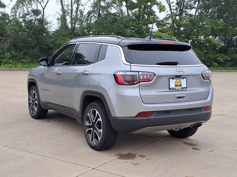 Jeep Compass Vehicle Full-screen Gallery Image 3