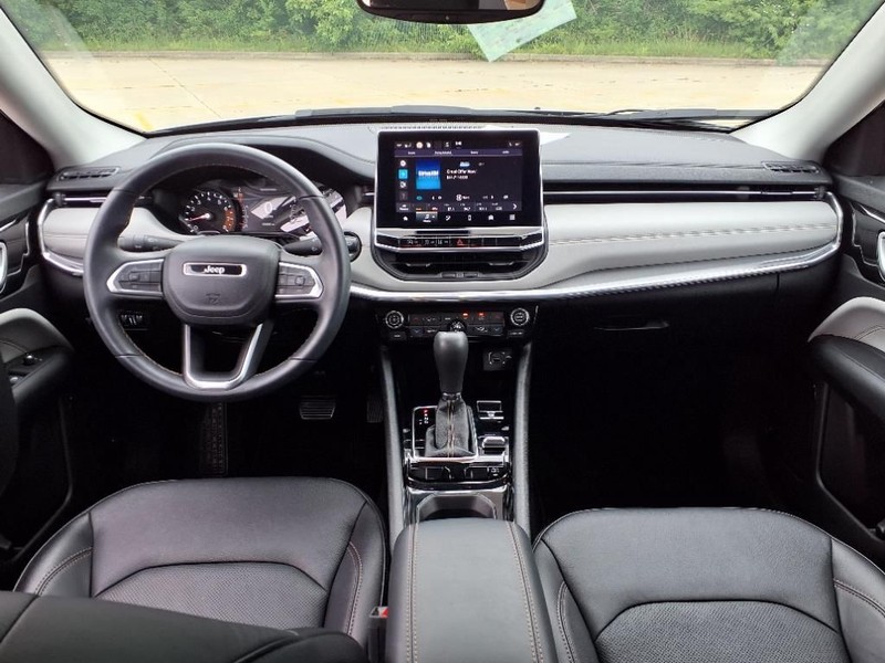 Jeep Compass Vehicle Full-screen Gallery Image 8