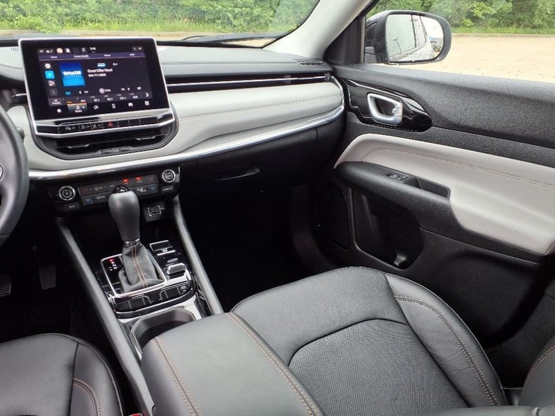 Jeep Compass Vehicle Full-screen Gallery Image 10