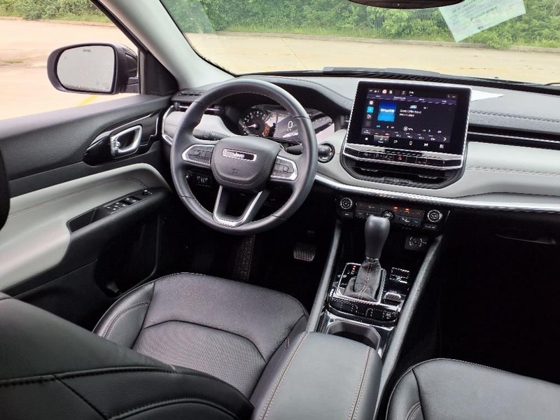 Jeep Compass Vehicle Full-screen Gallery Image 11