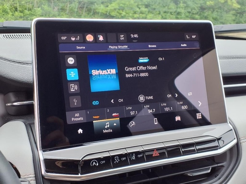 Jeep Compass Vehicle Full-screen Gallery Image 12