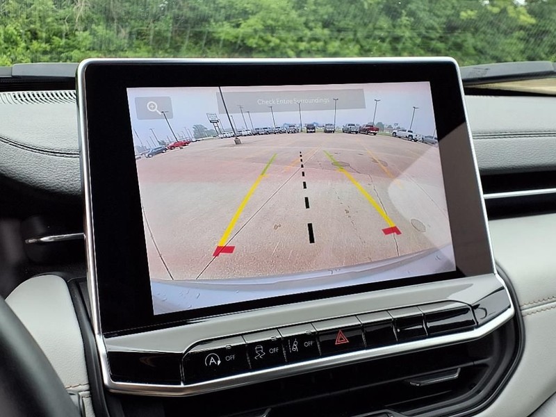 Jeep Compass Vehicle Full-screen Gallery Image 13