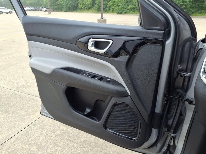 Jeep Compass Vehicle Full-screen Gallery Image 19