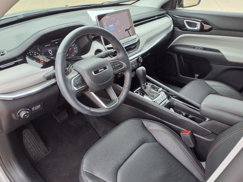 Jeep Compass Vehicle Full-screen Gallery Image 20