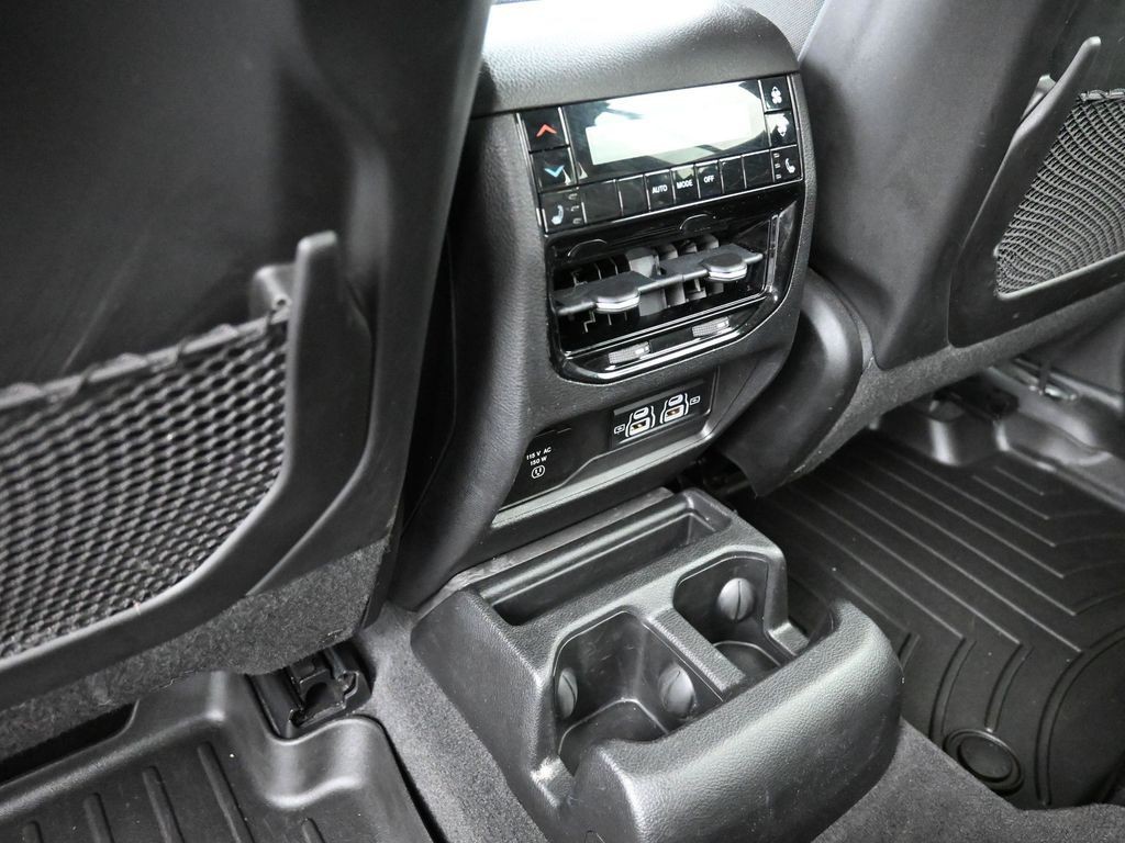 Jeep Grand Cherokee L Vehicle Full-screen Gallery Image 10