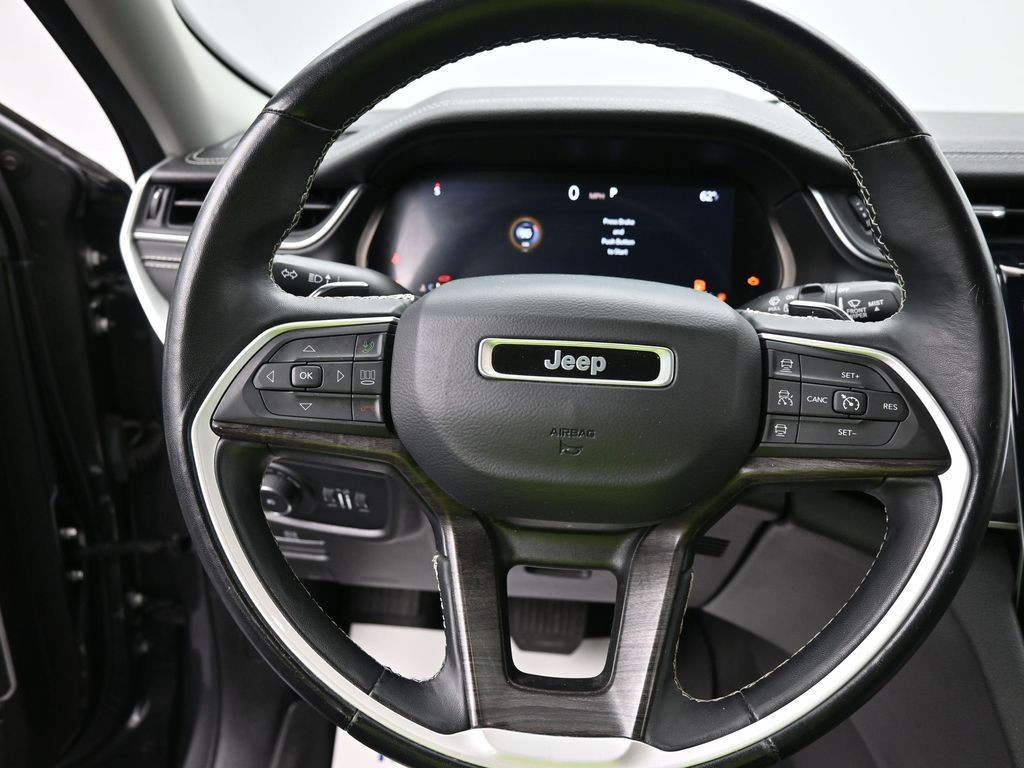 Jeep Grand Cherokee L Vehicle Full-screen Gallery Image 12