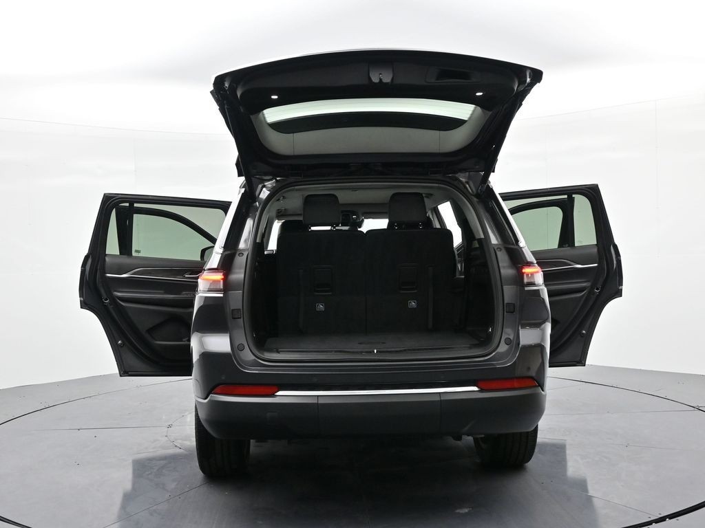 Jeep Grand Cherokee L Vehicle Full-screen Gallery Image 26