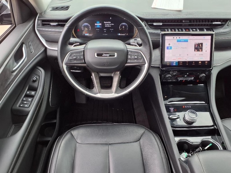 Jeep Grand Cherokee L Vehicle Full-screen Gallery Image 9