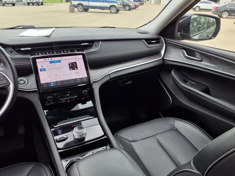 Jeep Grand Cherokee L Vehicle Full-screen Gallery Image 10