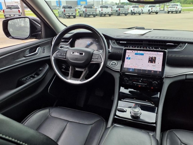 Jeep Grand Cherokee L Vehicle Full-screen Gallery Image 11