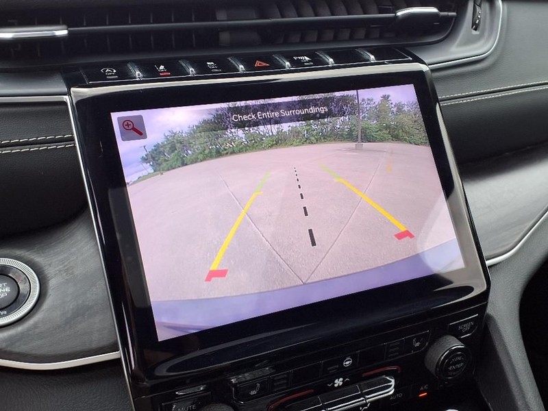 Jeep Grand Cherokee L Vehicle Full-screen Gallery Image 13