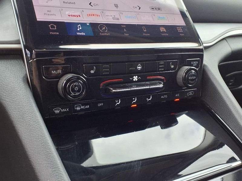 Jeep Grand Cherokee L Vehicle Full-screen Gallery Image 14