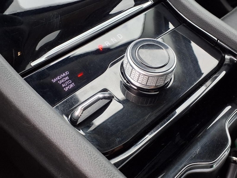 Jeep Grand Cherokee L Vehicle Full-screen Gallery Image 15