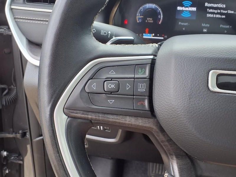 Jeep Grand Cherokee L Vehicle Full-screen Gallery Image 16