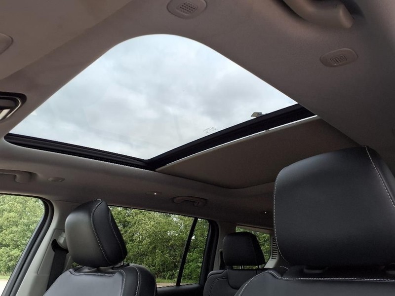 Jeep Grand Cherokee L Vehicle Full-screen Gallery Image 21