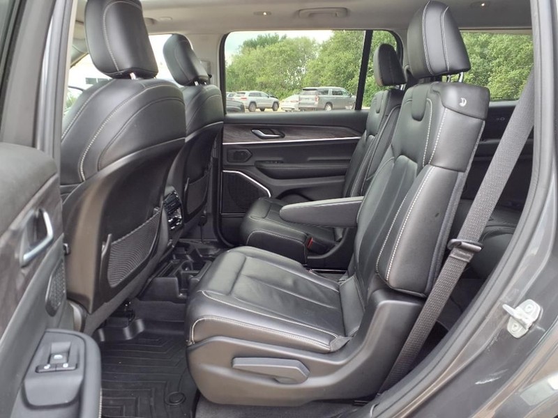 Jeep Grand Cherokee L Vehicle Full-screen Gallery Image 22