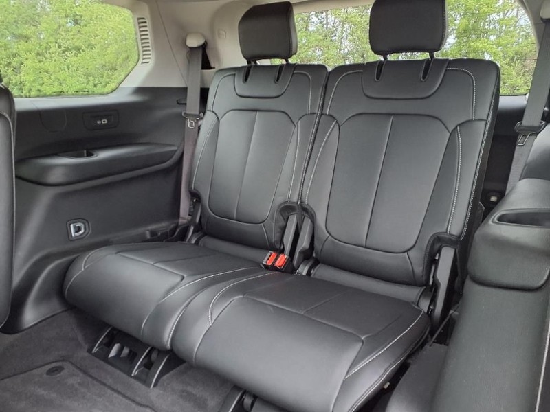 Jeep Grand Cherokee L Vehicle Full-screen Gallery Image 23