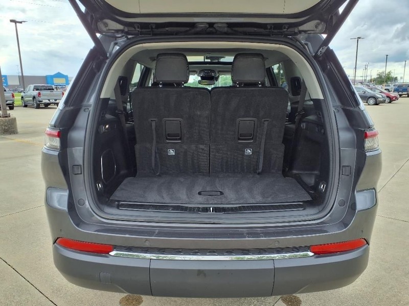 Jeep Grand Cherokee L Vehicle Full-screen Gallery Image 24