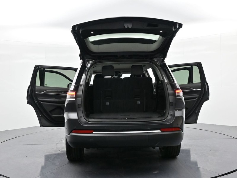 Jeep Grand Cherokee L Vehicle Full-screen Gallery Image 26