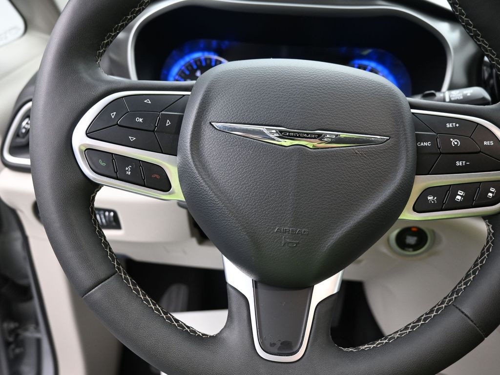 Chrysler Pacifica Vehicle Full-screen Gallery Image 12