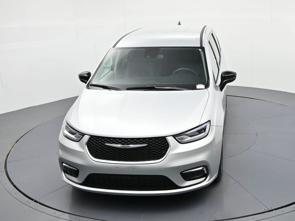 Chrysler Pacifica Vehicle Full-screen Gallery Image 15