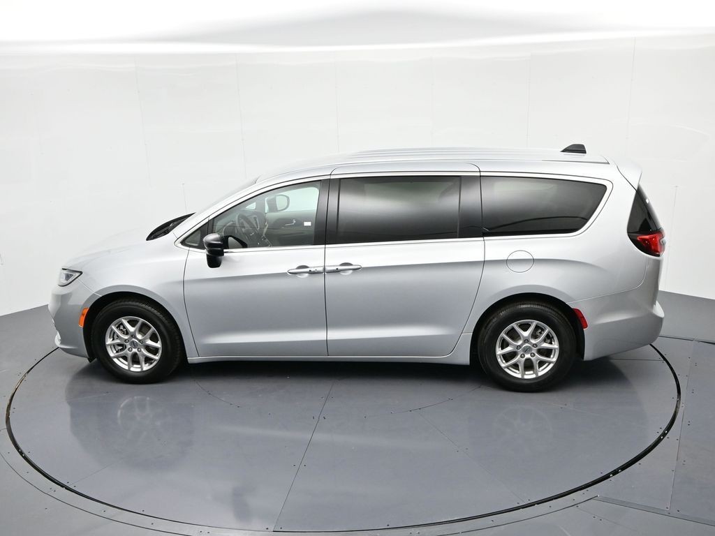 Chrysler Pacifica Vehicle Full-screen Gallery Image 17