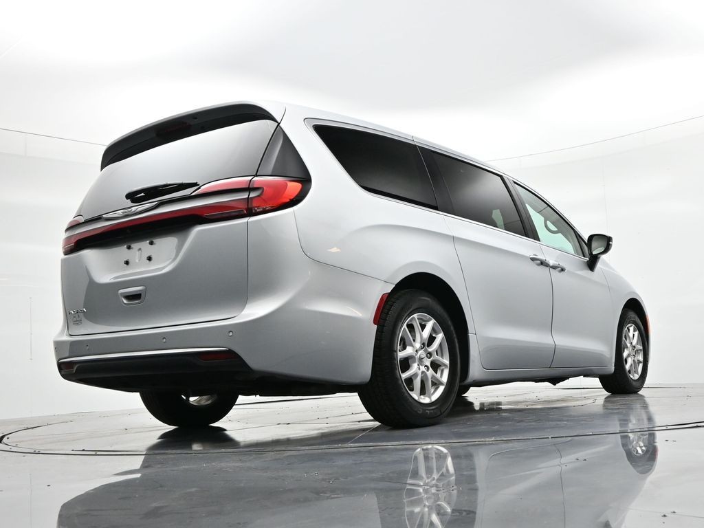 Chrysler Pacifica Vehicle Full-screen Gallery Image 20