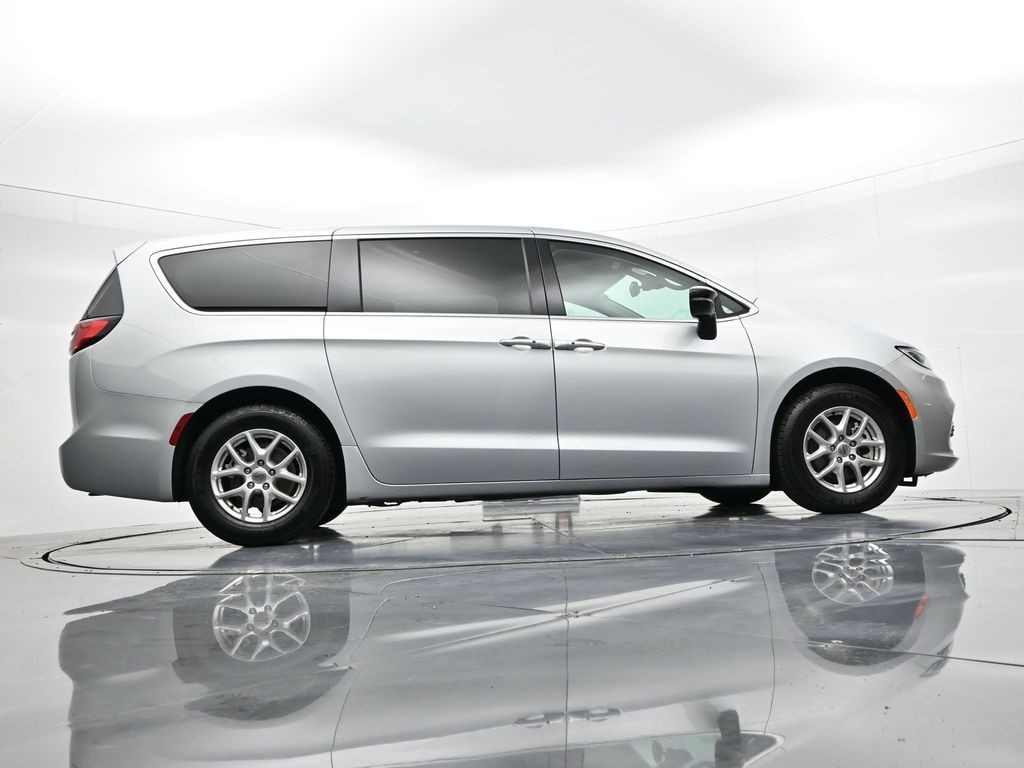 Chrysler Pacifica Vehicle Full-screen Gallery Image 21