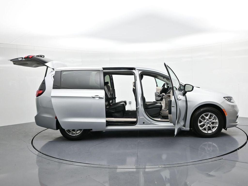 Chrysler Pacifica Vehicle Full-screen Gallery Image 22