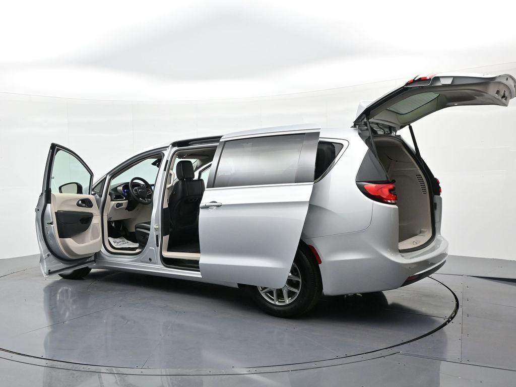 Chrysler Pacifica Vehicle Full-screen Gallery Image 23