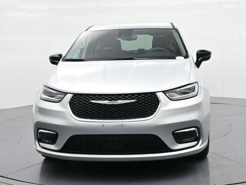 Chrysler Pacifica Vehicle Full-screen Gallery Image 2