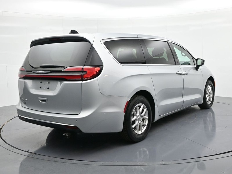 Chrysler Pacifica Vehicle Full-screen Gallery Image 5
