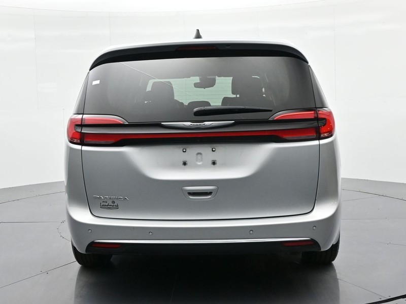 Chrysler Pacifica Vehicle Full-screen Gallery Image 6