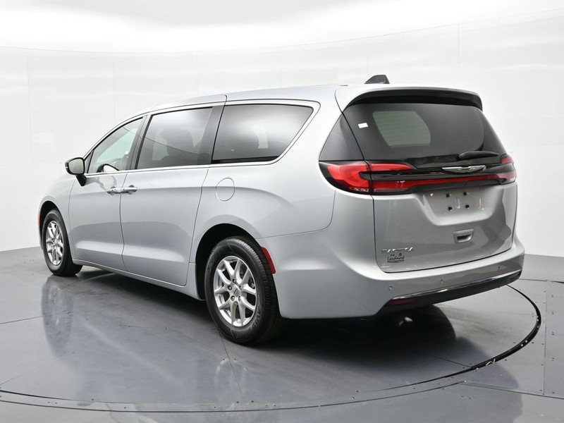 Chrysler Pacifica Vehicle Full-screen Gallery Image 7