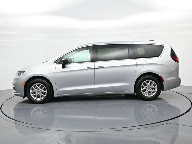 Chrysler Pacifica Vehicle Full-screen Gallery Image 8
