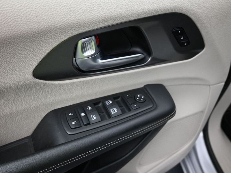 Chrysler Pacifica Vehicle Full-screen Gallery Image 9