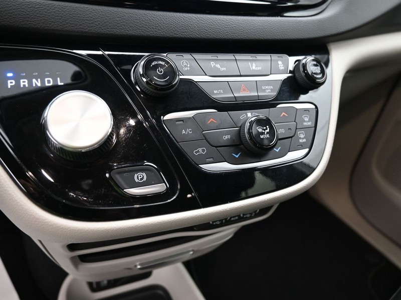 Chrysler Pacifica Vehicle Full-screen Gallery Image 12