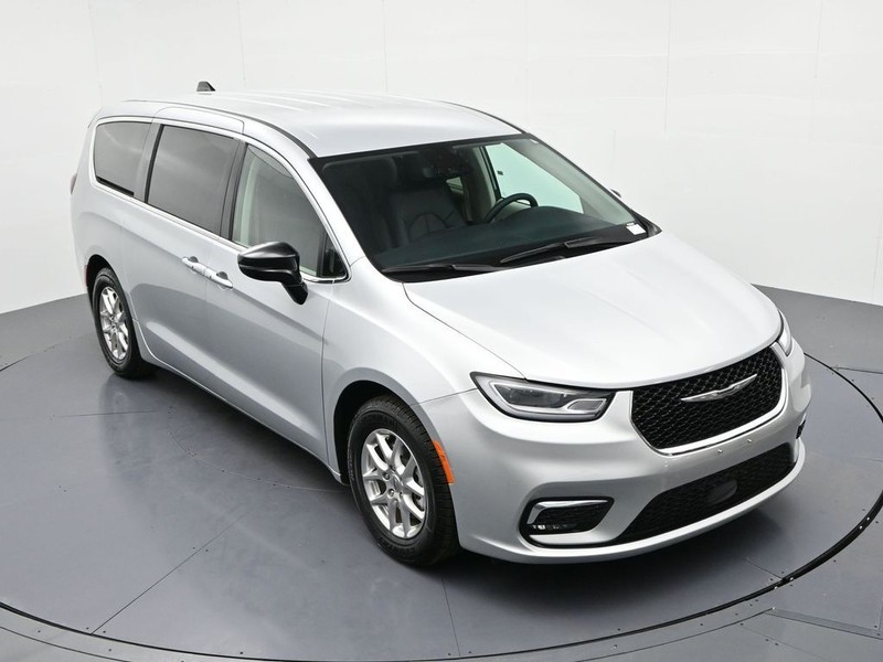 Chrysler Pacifica Vehicle Full-screen Gallery Image 13