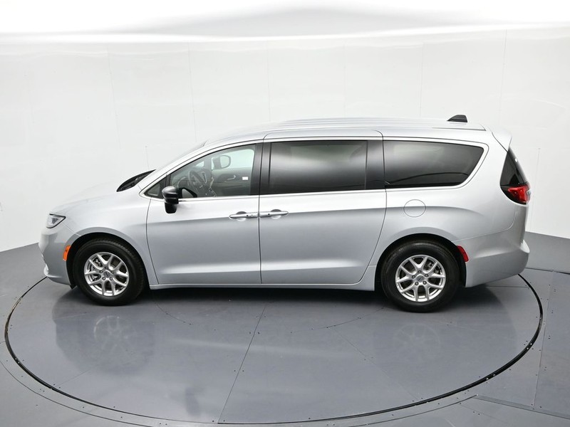 Chrysler Pacifica Vehicle Full-screen Gallery Image 16