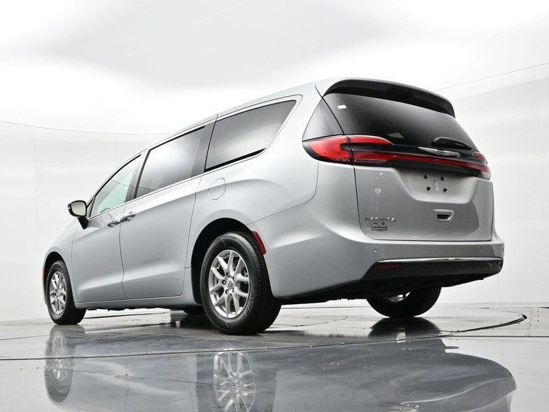 Chrysler Pacifica Vehicle Full-screen Gallery Image 17