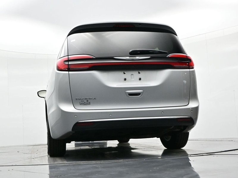 Chrysler Pacifica Vehicle Full-screen Gallery Image 18