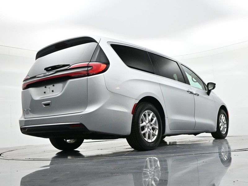 Chrysler Pacifica Vehicle Full-screen Gallery Image 19