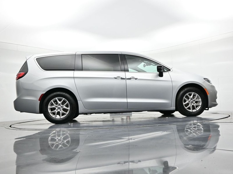 Chrysler Pacifica Vehicle Full-screen Gallery Image 20