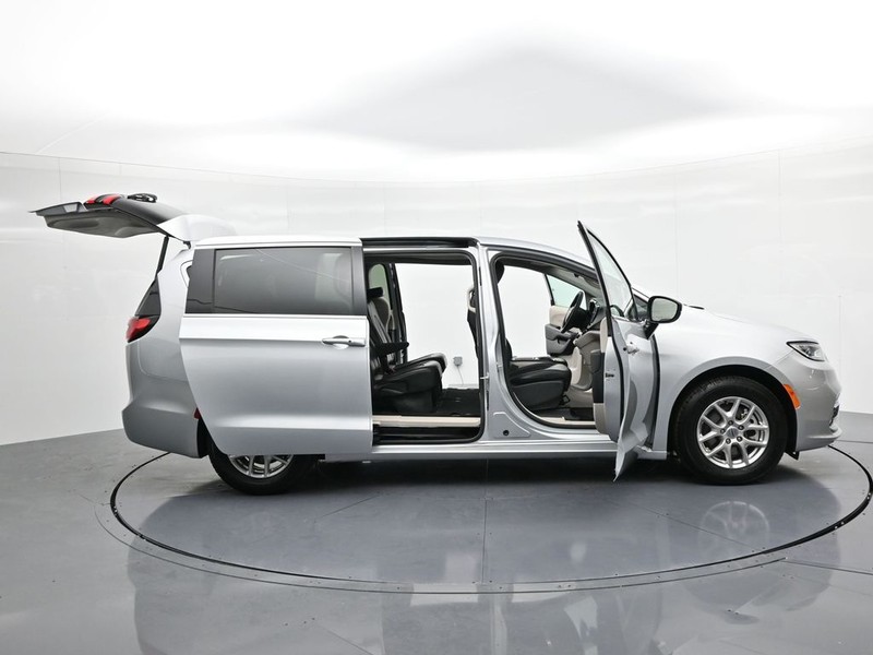 Chrysler Pacifica Vehicle Full-screen Gallery Image 21