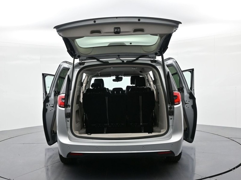 Chrysler Pacifica Vehicle Full-screen Gallery Image 24