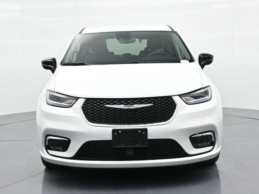 Chrysler Pacifica Vehicle Full-screen Gallery Image 03