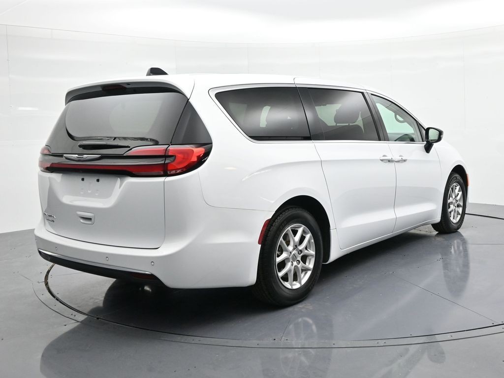 Chrysler Pacifica Vehicle Full-screen Gallery Image 06