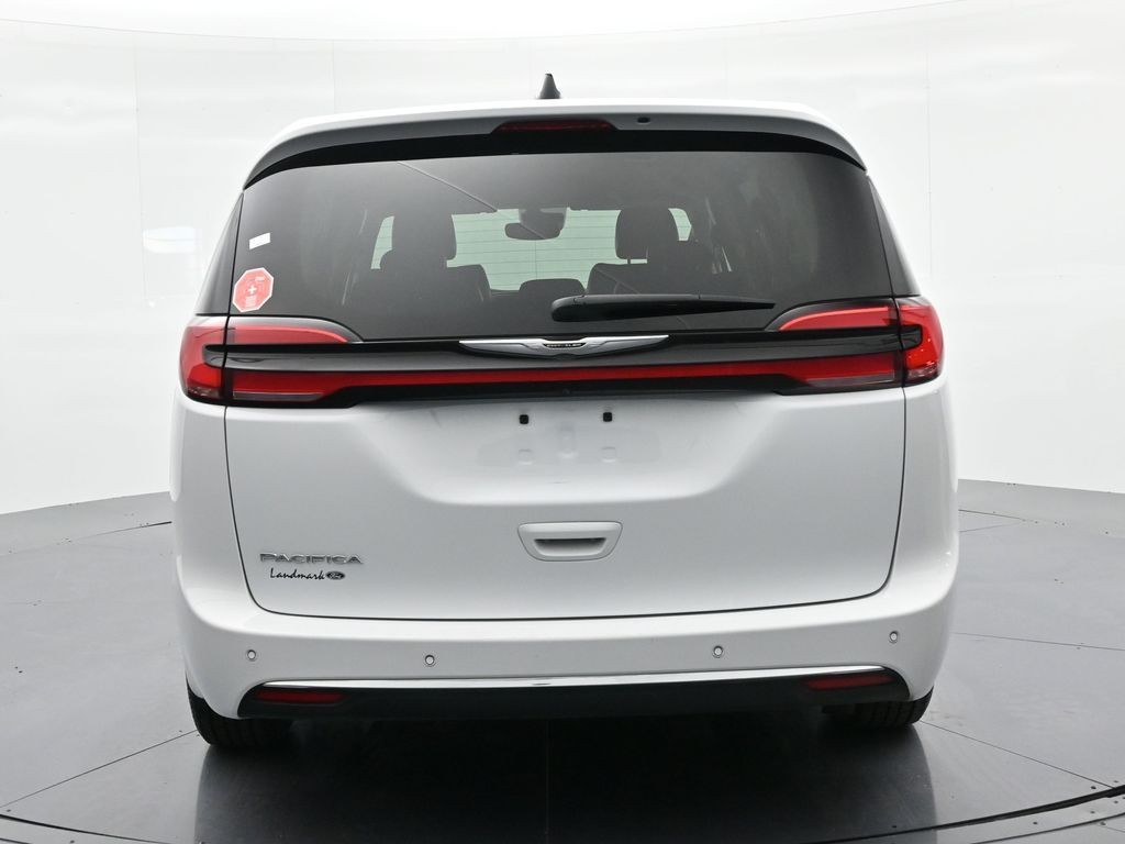 Chrysler Pacifica Vehicle Full-screen Gallery Image 07