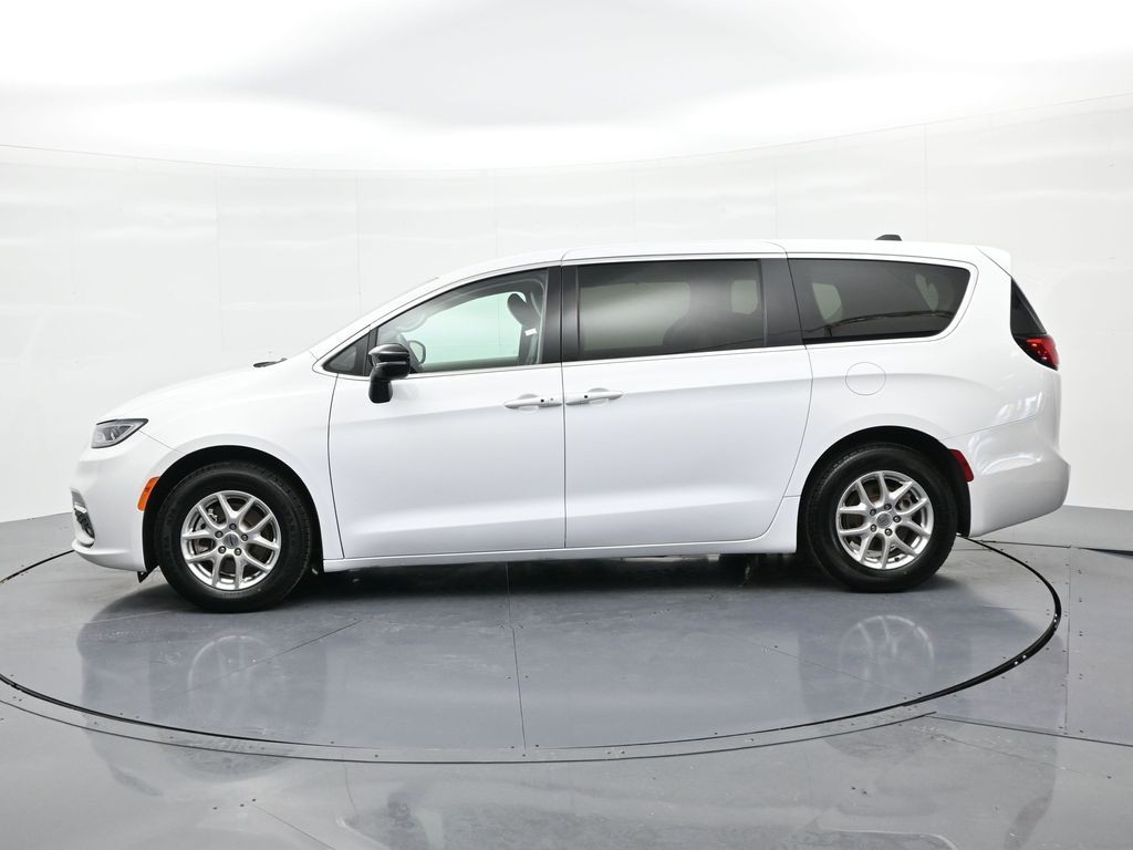 Chrysler Pacifica Vehicle Full-screen Gallery Image 09